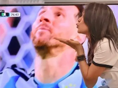 Mỹ Tâm hôn gió và thả tim cho Messi