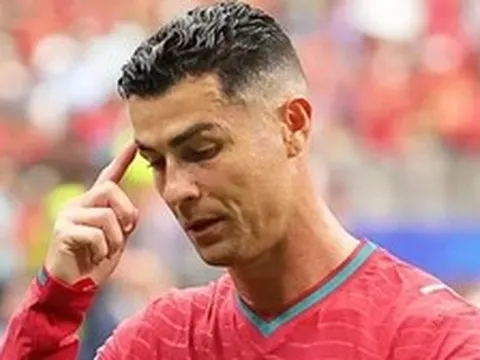Ronaldo bị chế giễu khắp mạng xã hội