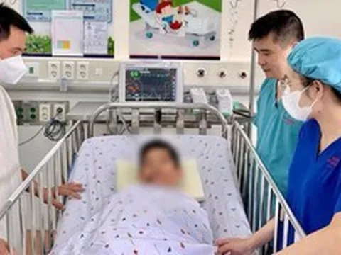 Bác sĩ 2 bệnh viện "chạy đua" suốt 10 giờ duy trì sự sống cho bé trai bị tai nạn giao thông