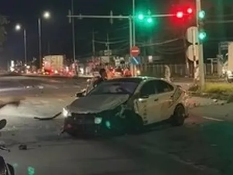 Ô tô va chạm xe máy dừng đèn đỏ, hai người tử vong