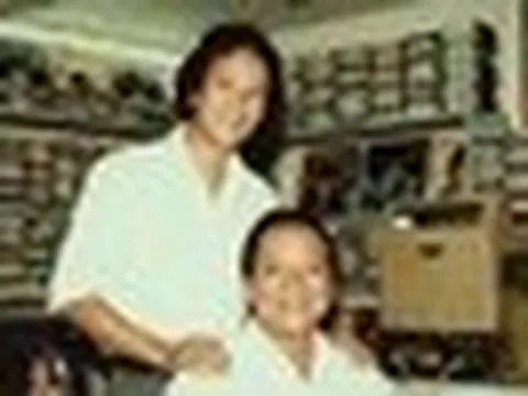 Bố ruột danh ca Hương Lan vào cửa hàng tuyên bố: "Lấy hết đĩa của Hữu Phước cho tôi"