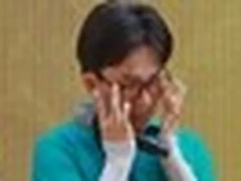 Nam NSƯT bật khóc trên sóng truyền hình: "Tôi nói thật, anh không đáng mặt đàn ông"