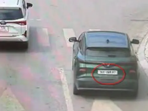 Dùng băng dính thay đổi biển số, thanh niên ở Thanh Hóa đi "xế hộp" nhận cái kết đắng