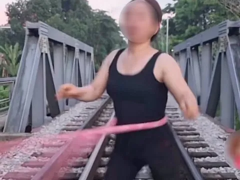 Clip người phụ nữ thản nhiên lắc vòng giữa đường ray tàu hỏa và cái kết