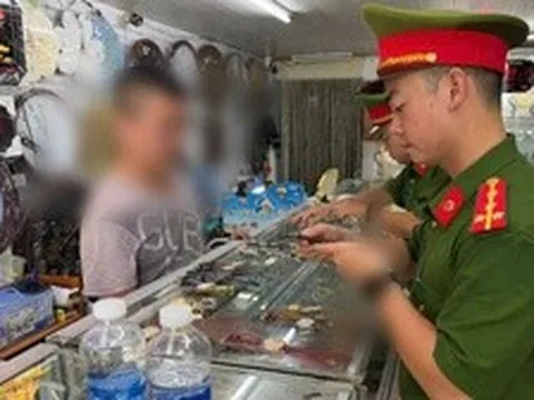 8 tổ công tác đồng loạt kiểm tra hàng loạt cửa hàng bán đồng hồ