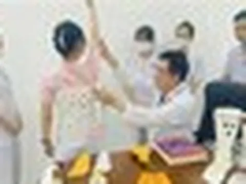 Trẻ vẹo cột sống vì điện thoại, máy tính bảng