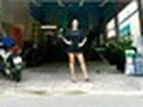 Nữ NSƯT là mẹ đơn thân U50: "Nếu tôi không có cặp giò vòng kiềng này, tôi đi thi hoa hậu rồi"
