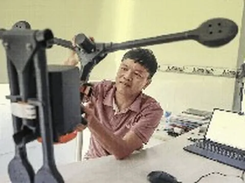 Nhét gọn vào ba lô cá nhân, mang 4 camera, sức nâng lên đến 15kg: Thiết bị do Tiến sĩ Việt tạo ra đã vượt 'khe cửa hẹp' của Bộ Chiến tranh Mỹ