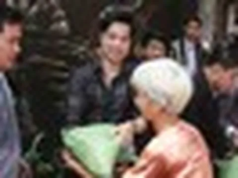 "Ông hoàng nhạc sến" yêu Việt Nam da diết: Ở nhà nghìn tỷ, bị cắt điện vì hết tiền