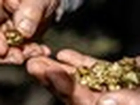 Phát hiện khối lượng lớn vàng, bạc, hổ phách nằm rải rác tại một tuyến cao tốc