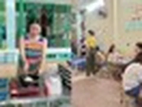 Nữ diễn viên đình đám đi bán ốc ở đường Nguyễn Bỉnh Khiêm, TP.HCM