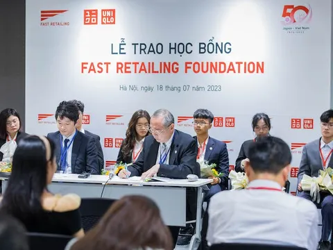 Quỹ Fast Retailing trao tặng 6 suất học bổng bậc cử nhân cho du học sinh Việt Nam