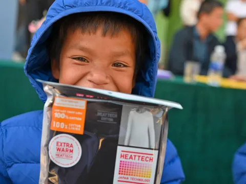 UNIQLO mang áo ấm đến với trẻ em và người dân Thượng Trạch và Phong Nha