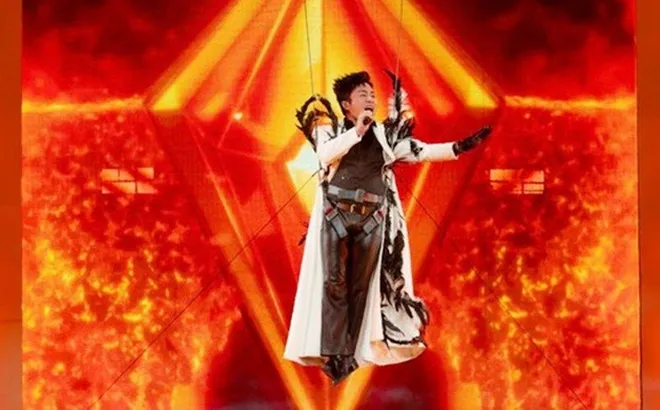Ca sĩ Tùng Dương khiến khán giả bất ngờ khi vừa đu dây vừa hát nhạc remix