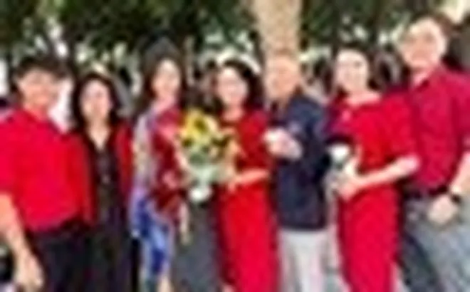 Con gái NSƯT Ngọc Huyền tốt nghiệp đại học ở Mỹ, danh ca Thanh Tuyền cũng có mặt