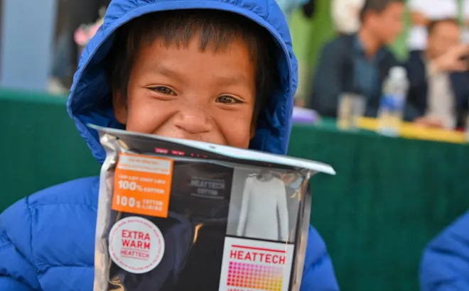 UNIQLO mang áo ấm đến với trẻ em và người dân Thượng Trạch và Phong Nha